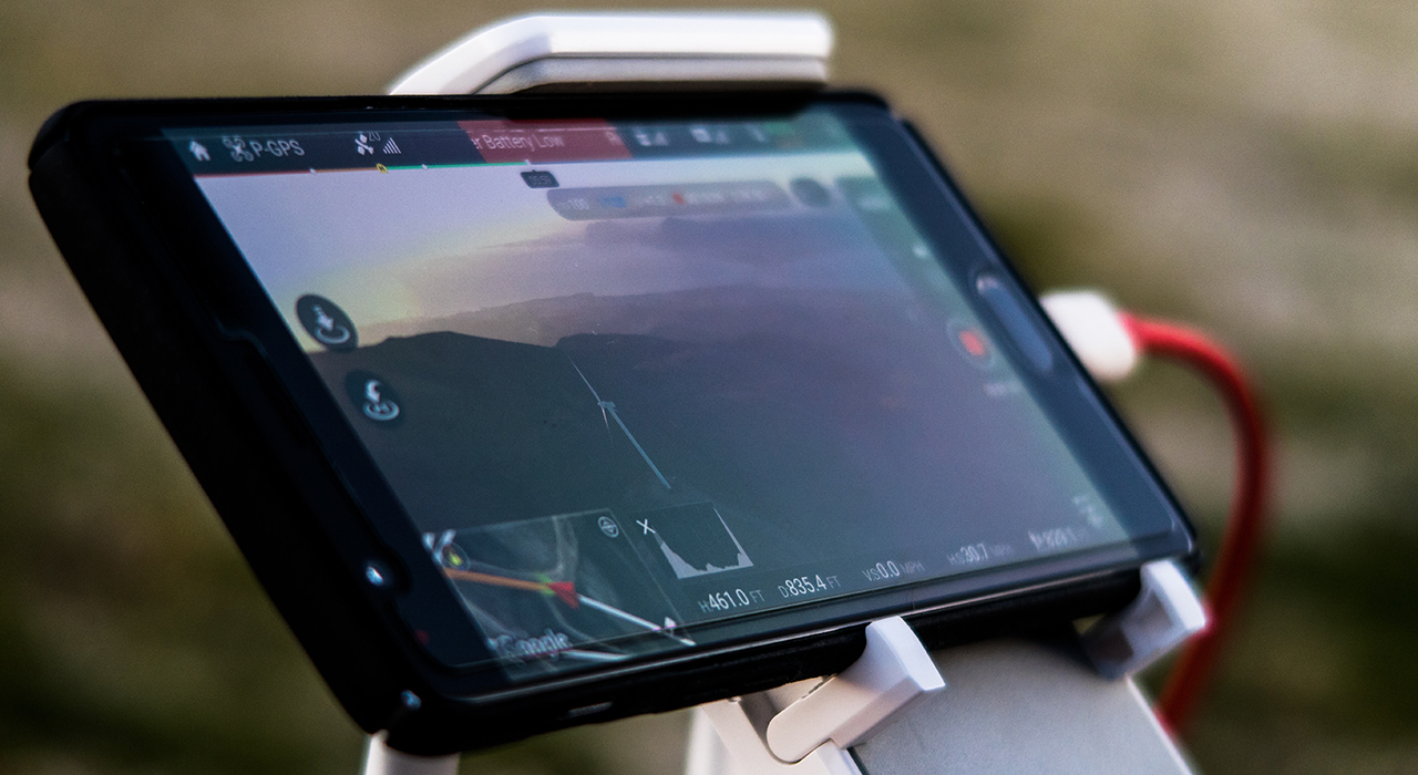 ドローンに設置されたスマホの画面